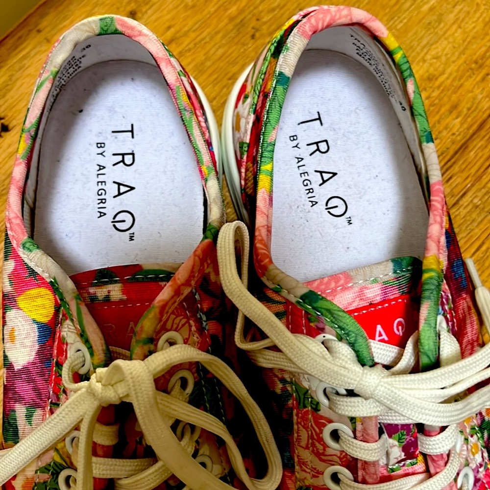 NEW! TRAQ - Sneakers Size 9 - Floral Print - great arch support! 🌸💜💙🧡💚 - Picture 5 of 7